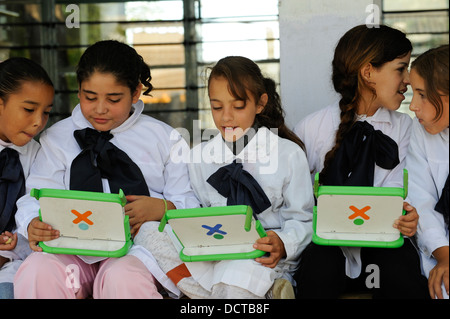 URUGUAY-Montevideo, OLPC One Laptop per Child-Projekt ist auf allen öffentlichen Schulen für alle Kinder unter Plan Ceibal, Kinder im Klassenzimmer implementiert Stockfoto