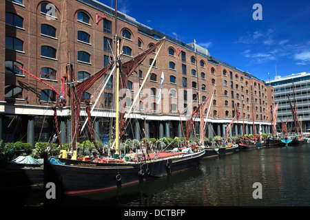 Boote im St. Katherine's Dock, Nordufer, London City, England, United Kingdom Stockfoto