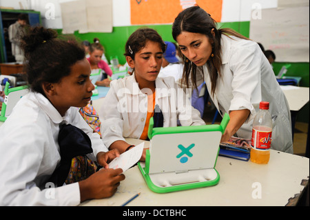 URUGUAY-Montevideo, OLPC One Laptop per Child-Projekt ist auf allen öffentlichen Schulen für alle Kinder unter Plan Ceibal, Kinder im Klassenzimmer implementiert Stockfoto