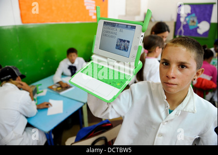 URUGUAY-Montevideo, OLPC One Laptop per Child-Projekt ist auf allen öffentlichen Schulen für alle Kinder unter Plan Ceibal, Kinder im Klassenzimmer implementiert Stockfoto