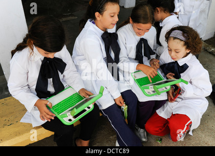 URUGUAY-Montevideo, OLPC One Laptop per Child-Projekt ist auf allen öffentlichen Schulen für alle Kinder unter Plan Ceibal, Kinder im Klassenzimmer implementiert Stockfoto