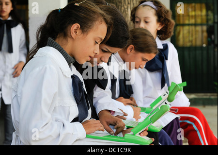 URUGUAY-Montevideo, OLPC One Laptop per Child-Projekt ist auf allen öffentlichen Schulen für alle Kinder unter Plan Ceibal, Kinder im Klassenzimmer implementiert Stockfoto