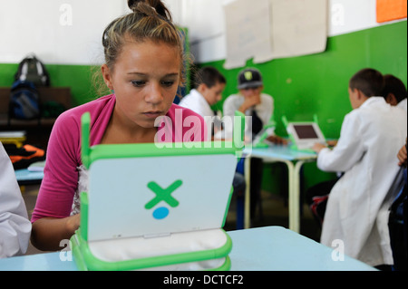 URUGUAY-Montevideo, OLPC One Laptop per Child-Projekt ist auf allen öffentlichen Schulen für alle Kinder unter Plan Ceibal, Kinder im Klassenzimmer implementiert Stockfoto