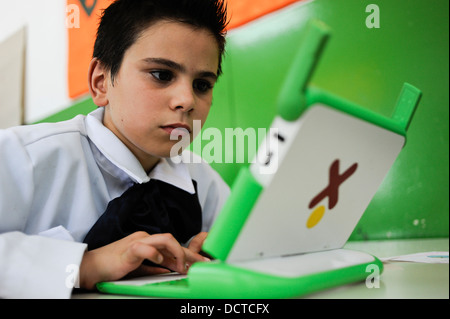 URUGUAY-Montevideo, OLPC One Laptop per Child-Projekt ist auf allen öffentlichen Schulen für alle Kinder unter Plan Ceibal, Kinder im Klassenzimmer implementiert Stockfoto