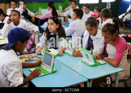 URUGUAY-Montevideo, OLPC One Laptop per Child-Projekt ist auf allen öffentlichen Schulen für alle Kinder unter Plan Ceibal, Kinder im Klassenzimmer implementiert Stockfoto