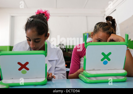 URUGUAY-Montevideo, OLPC One Laptop per Child-Projekt ist auf allen öffentlichen Schulen für alle Kinder unter Plan Ceibal, Kinder im Klassenzimmer implementiert Stockfoto