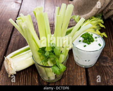 Stangensellerie in einem Glas (Diätkost) Stockfoto