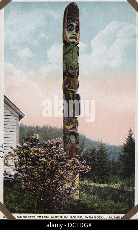 Eine Farbpostkarte des Kicksetti Totem and Sun House in Wrangell, Alaska. Das Totem und das Haus sind wichtige kulturelle Symbole der indigenen Tlingit in Alaska. Stockfoto
