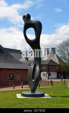 "Große innere Form 1981-82', Skulptur von Henry Moore. Snape Maltings, Suffolk, England, Vereinigtes Königreich, Europa. Stockfoto