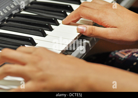 Mädchen spielen Tastatur Stockfoto