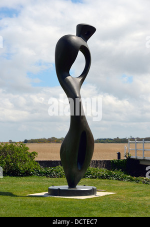 "Große innere Form 1981-82', Skulptur von Henry Moore. Snape Maltings, Suffolk, England, Vereinigtes Königreich, Europa. Stockfoto