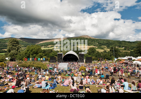 Die Black Mountains bilden eine spektakuläre Kulisse für die Mountain Stage beim jährlichen Green man Musikfestival in Glanusk, Crickhowell, Wales, Großbritannien Stockfoto