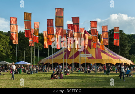 Flaggen fliegen vor dem weit entfernten Zelt beim jährlichen Green man Musikfestival, Glanusk, Crickhowell, Wales, UK Stockfoto