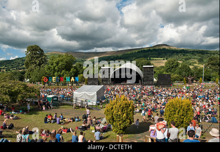 Die Black Mountains bilden eine spektakuläre Kulisse für die Mountain Stage beim jährlichen Green man Musikfestival in Glanusk, Crickhowell, Wales, Großbritannien Stockfoto