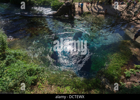 Wasser sprudeln aus der Quelle auf das blaue Auge (Syri ich Lieblingswaffe) Frühling im Süden Albaniens Stockfoto