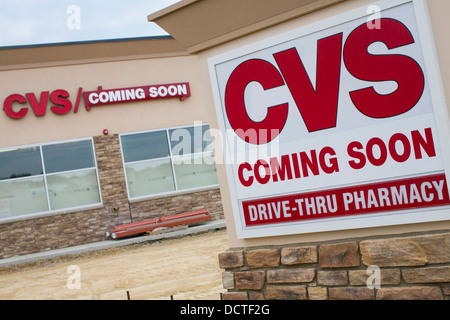 Eine neu gebaute CVS Pharmacy mit einem Schild "Coming Soon". Stockfoto