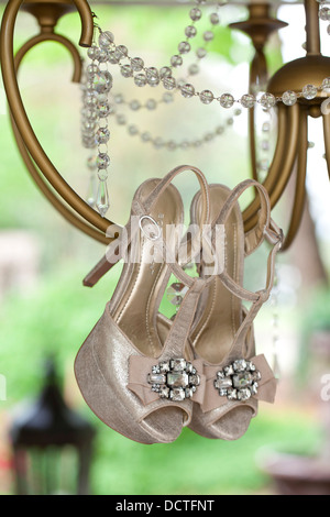 Eine Braut Hochzeit Tag Schuhe von einem Kronleuchter hängen. Stockfoto