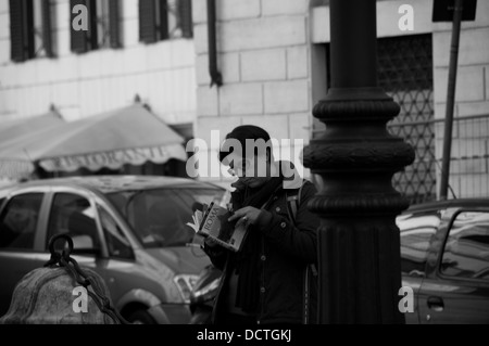 Touristen auf der Straße sitzen Stockfoto