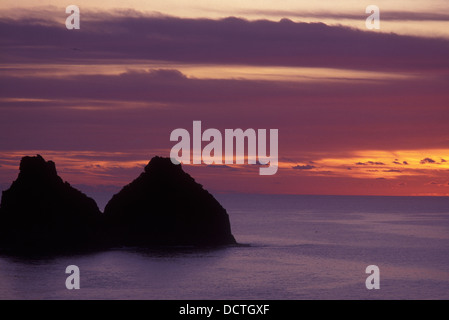 Dois Irmãos Morro rock Formation, die aus dem Boden des Atlantischen Ozeans an der Baia de Sancho in Fernando De Noronha entsteht Stockfoto