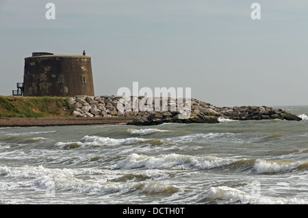 Rock Rüstung (Küstenschutz) eine historische Martello-Turm an der Küste von Suffolk, UK zu schützen. Stockfoto