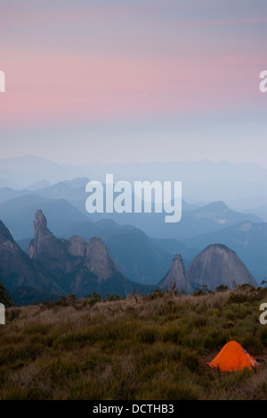 Serra Dos Orgaos Nationalpark Rio de Janeiro Staat Brasilien Bergen Dedo de Deus Dedo de Nossa Senhora und Pico Do Escalavrado Stockfoto