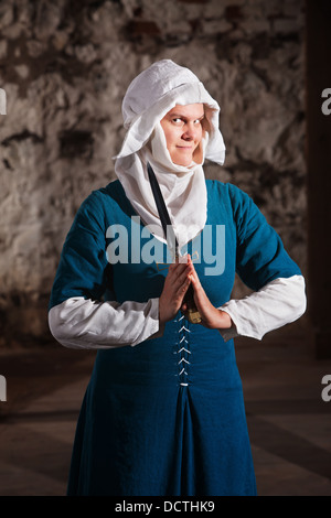 Grinsende Nonne mit Messer Stockfoto