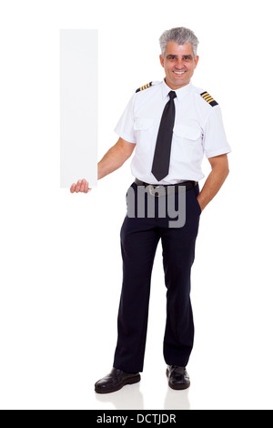 mittleren Alter pilot Flugkapitän halten vertikale leer Banner auf weißem Hintergrund Stockfoto