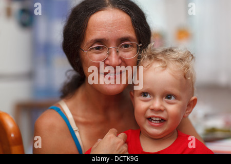 Vierzig Jahre alte Mutter mit ihrem Sohn Stockfoto