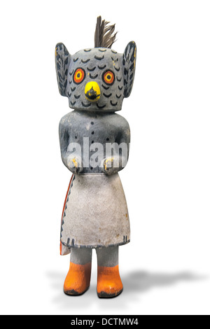 Ein Hopi Owl Kachina Puppe. Er symbolisiert Intelligenz, Weisheit und eine gute Jagd. Das Bild ist ein Knockout auf weißem Hintergrund Stockfoto