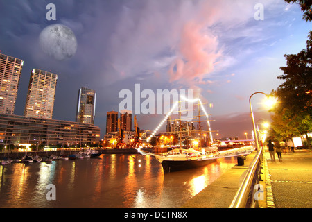 Nacht Schuss von Puerto Madero in Buenos Aires, Argentinien, Südamerika. Stockfoto