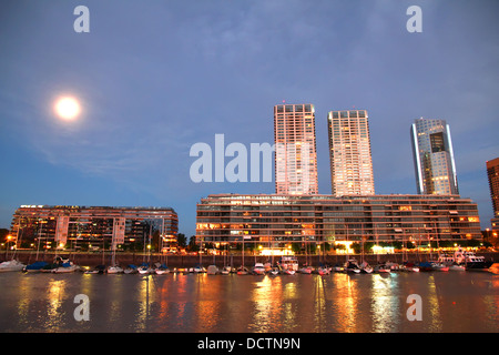 Nacht Schuss von Puerto Madero in Buenos Aires, Argentinien, Südamerika. Stockfoto