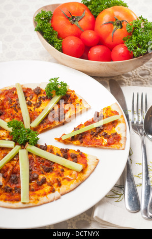 Türkisches Rindfleisch Pizza mit Gurke obenauf Stockfoto