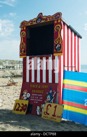 Rot-weiß gestreiften Punch and Judy Kabine bereit für die nächste Show am Strand von Swanage Stockfoto