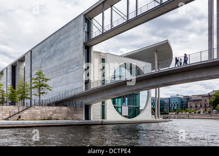 Menschen Brücke zu Marie-Elisabeth-Lüders-Haus am Fluss Spree Häuser Bundesregierung Bibliothek und Archiv - Berlin Stockfoto