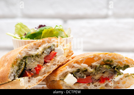 Ciabatta Panini Sandwichwith Gemüse und Feta Stockfoto