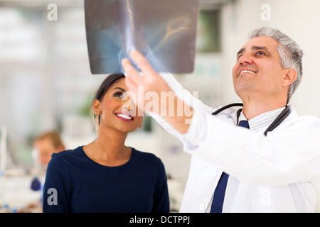 leitenden Arzt untersuchen Patienten Röntgen lächelnd Stockfoto