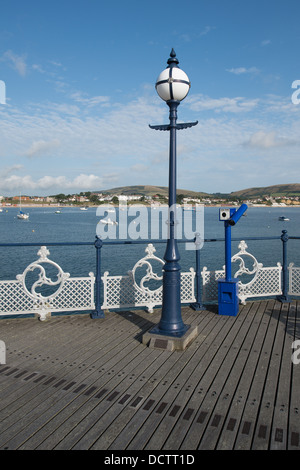 Ein Blick über Swanage Pier und der Bucht mit einem Laternenpfahl und blau Teleskop auf dem deck Stockfoto