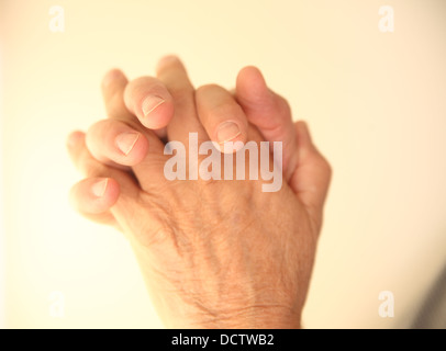 älterer Mann gefalteten Hände im Gebet, Nachdenklichkeit oder meditation Stockfoto
