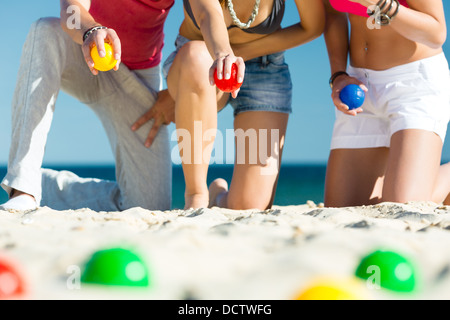 Gruppe von Jugendlichen spielen Boule am Strand im Sand im Freien im Sommer Stockfoto