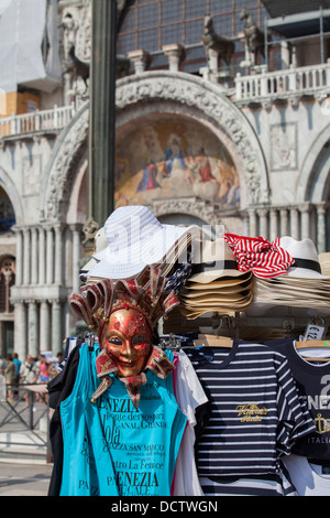 Bunt dekorierte venezianische Maske, Venedig in Italien. Stockfoto