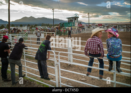 Junge & Mädchen gehockt Corral Zaun beobachten das Chaffee County Rodeo Stockfoto