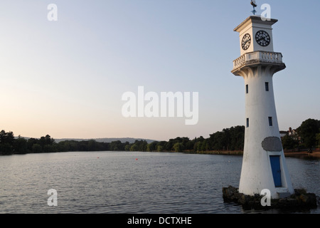 Scott Memorial Leuchtturm im Roath Park Lake Cardiff Wales Stockfoto