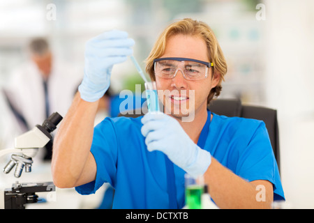 Mediziner arbeiten mit flüssigen Röhren im Labor Stockfoto