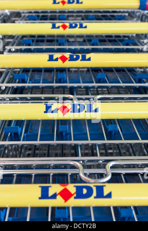 Einkaufswagen außerhalb der Discounter, Lidl Stockfoto