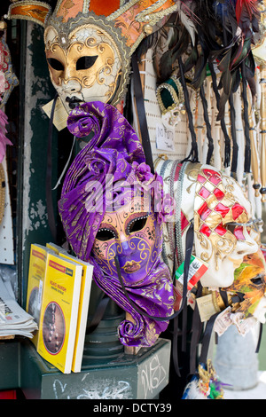 Bunt dekorierte venezianische Maske, Venedig in Italien. Stockfoto