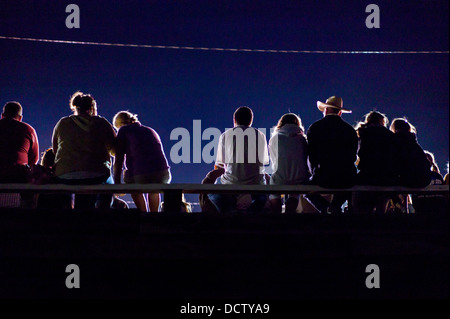 Nachtansicht der Zuschauer auf der Tribüne beobachten das Chaffee County Fair & Rodeo Stockfoto