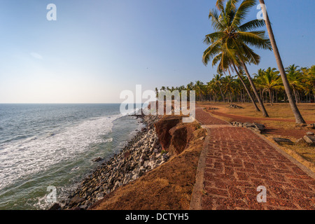 Surfen im Indischen Ozean in der Nähe der Stadt Varkala Stockfoto