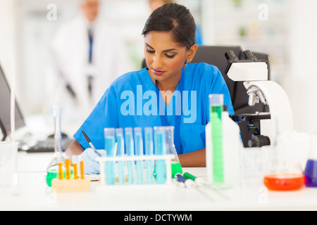 schöne junge indische medizinischer Forscher im Labor Bericht schreiben Stockfoto