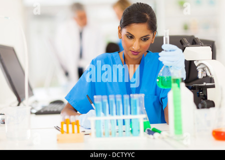 seriösen indische Wissenschaftler, die Aufnahme von flüssiger Chemikalien im Labor Stockfoto