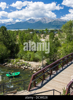 Sparren unterquert eine Fußgängerbrücke über den Arkansas River, Collegiate Peaks über Buena Vista, Colorado, USA Stockfoto